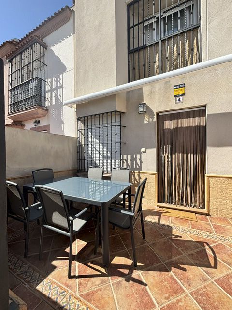 Patio delantero con mesa