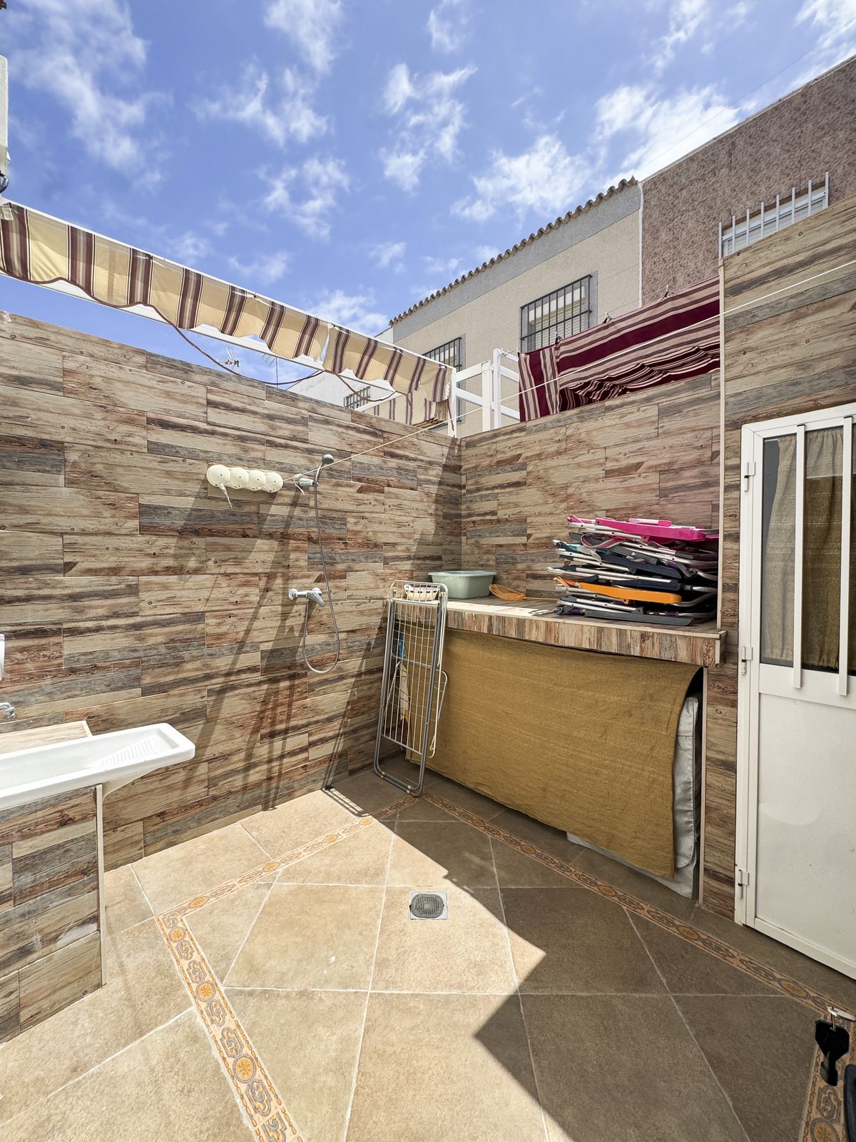 Patio trasero con ducha exterior